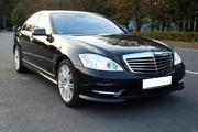 Самый крутой кортеж в городе Астана из черных и белых Mercedes-Benz S-